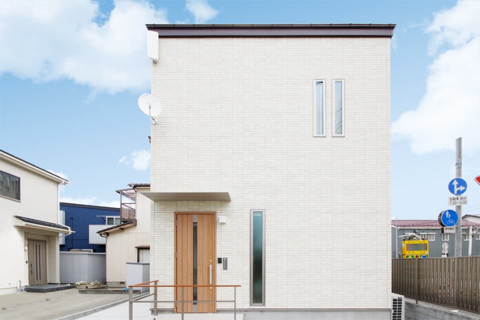 新潟市東区秋葉通「高耐久外壁！リビング階段のあるナチュラルなお家」 